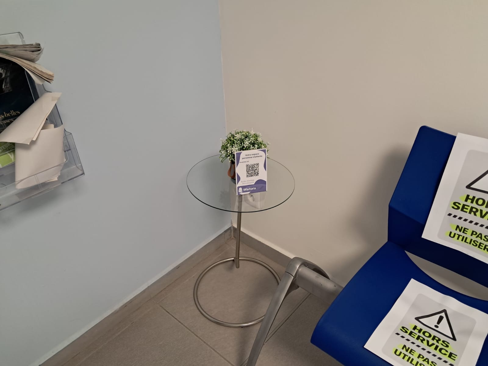 Carte QR code Waitora posée sur une table de salle d'attente