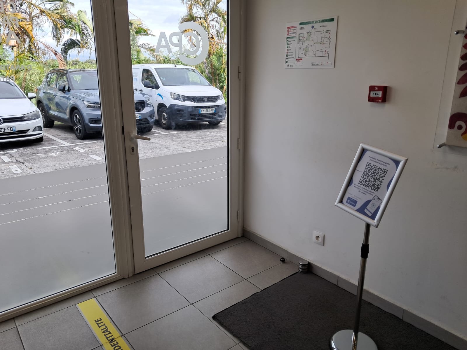 Présentoir avec QR code Waitora à l'entrée d'un établissement