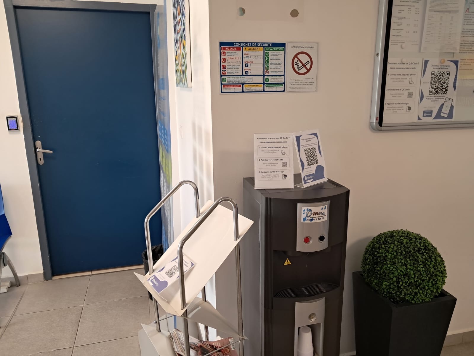 Carte QR code Waitora avec affiche d'instructions de scan