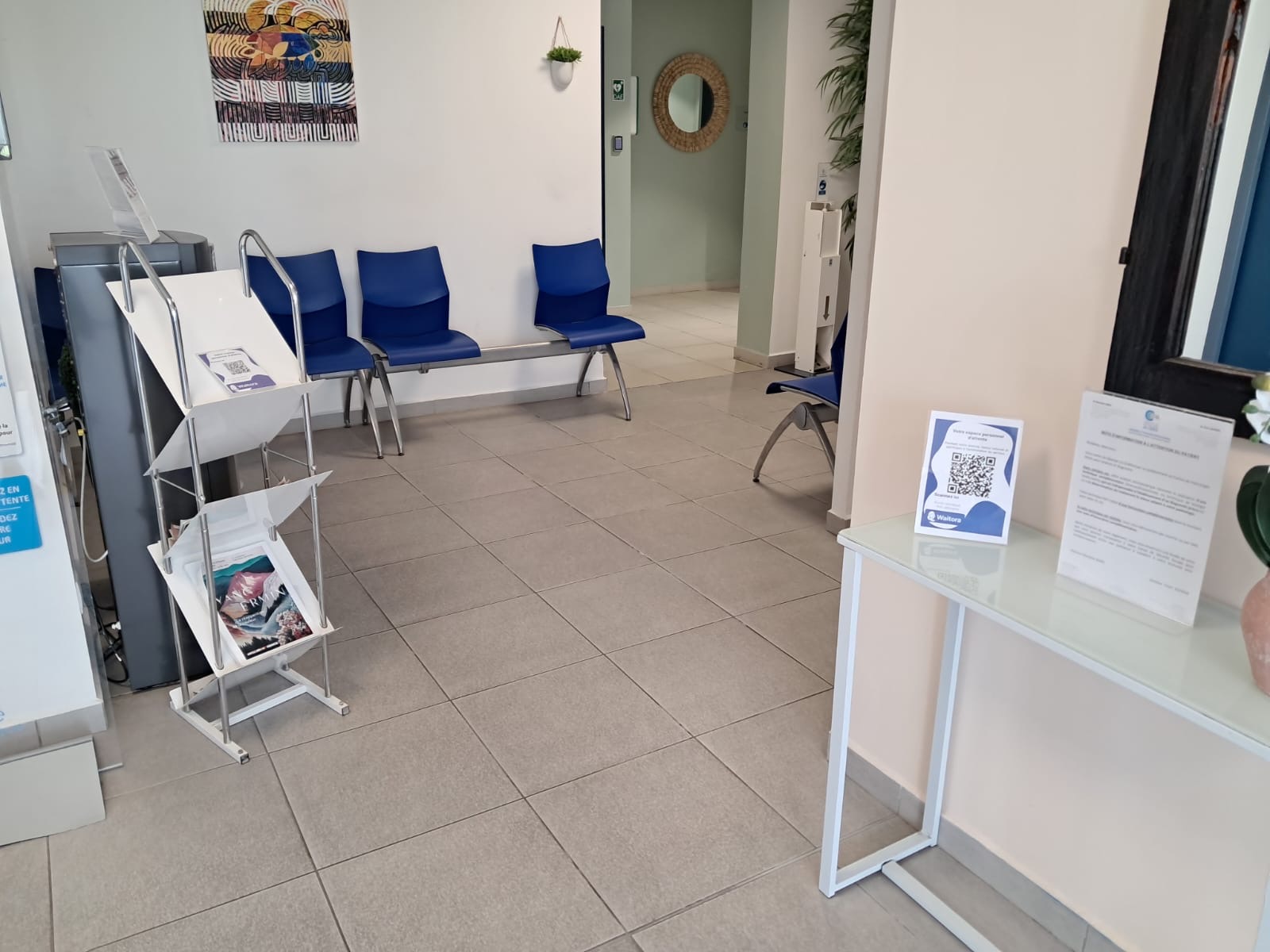 Carte QR code Waitora dans une salle d'attente avec présentoir de magazines